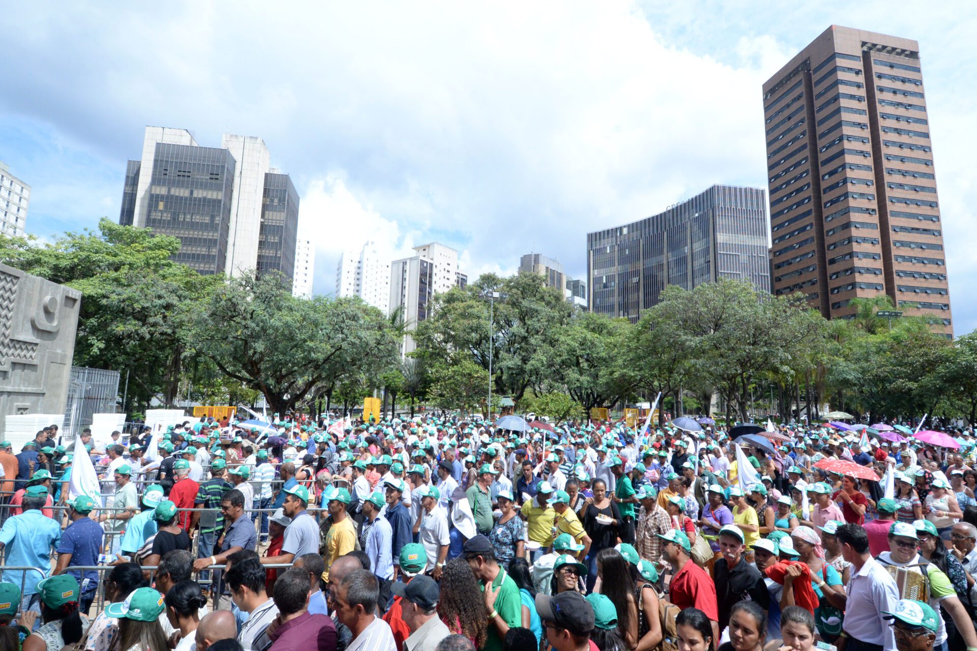 You are currently viewing Trabalhadores rurais ocupam a Praça da Assembleia em protesto contra a Reforma da Previdência; Betão afirma “vamos juntos nessa luta”