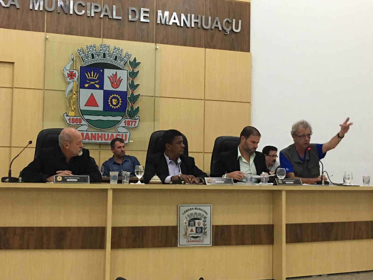 Read more about the article Betão discute a dupla função de motorista em audiência pública em Manhuaçu