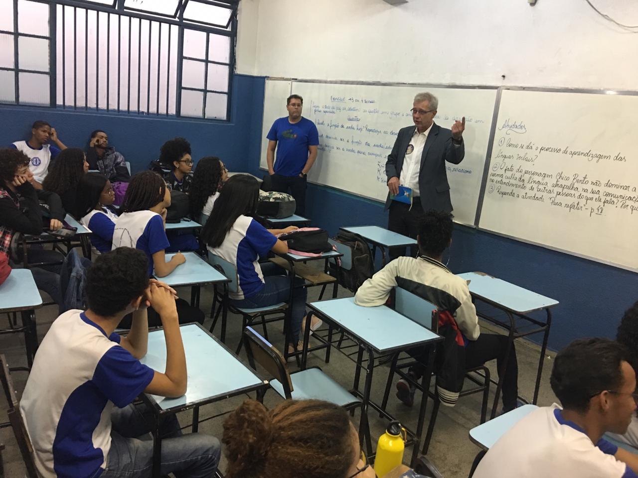 Read more about the article Alunos e professores da Escola Estadual Santos Dumont denunciam os problemas da fusão de turmas à comissão de Educação da ALMG
