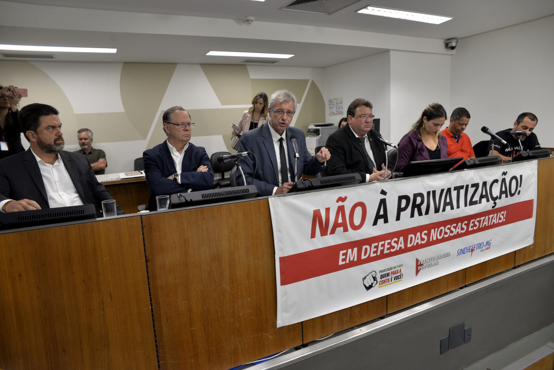 Read more about the article Betão pede a retomada do diálogo entre sindicatos e a Cemig para discutir a reabertura da base operacional da empresa no São Gabriel