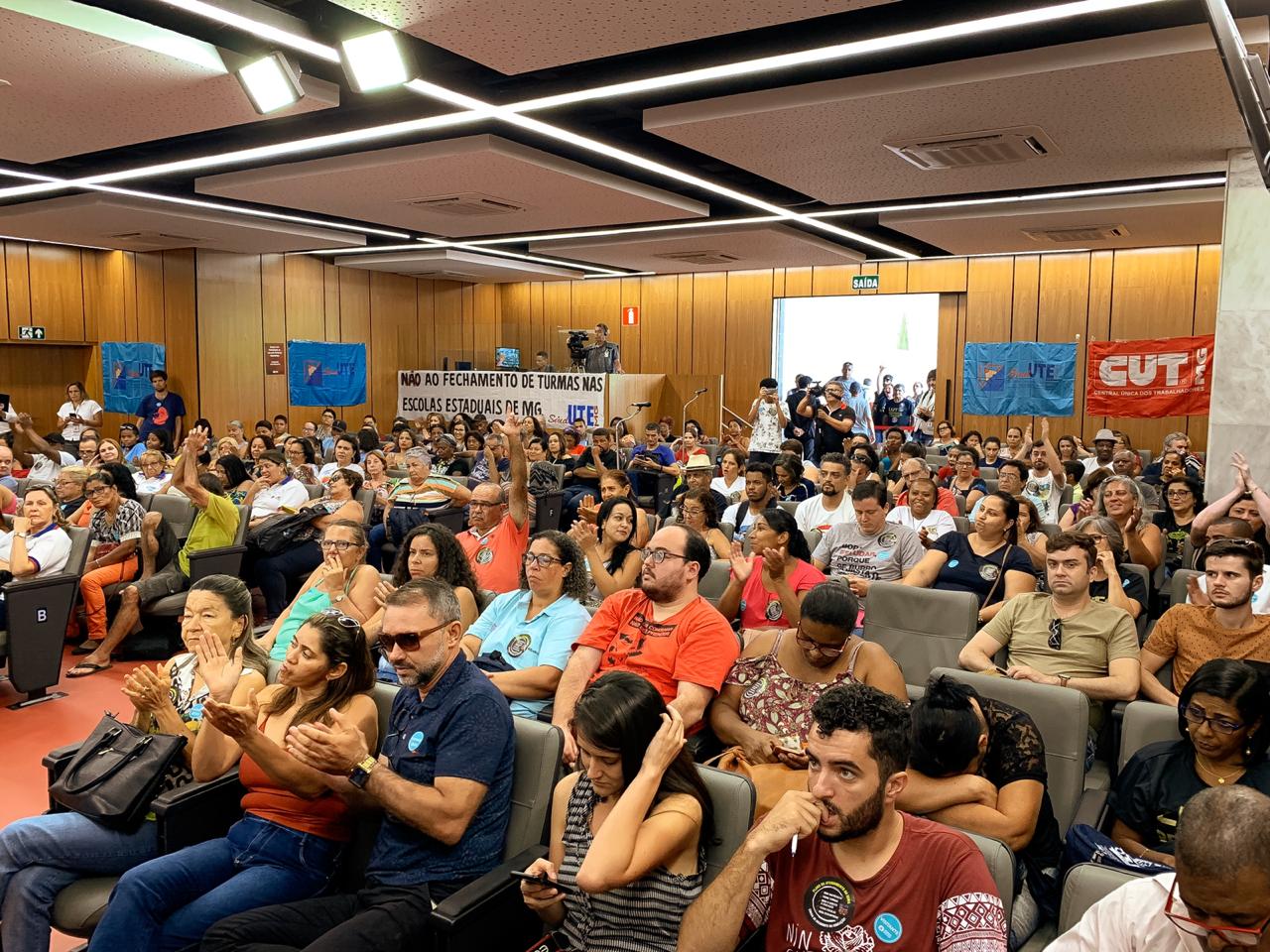 You are currently viewing Educadores de pelo menos 15 cidades mineiras protestam contra fechamento de turmas e escolas em Minas Gerais