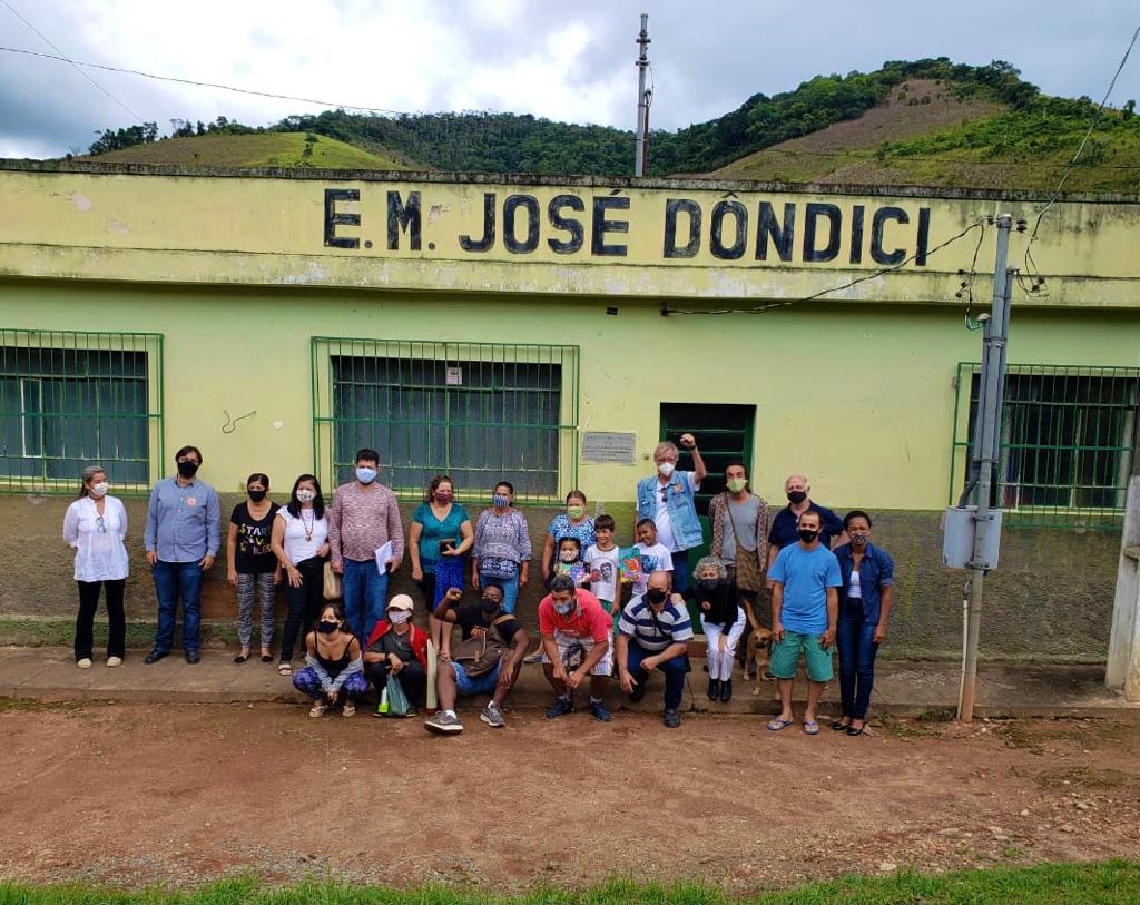 Read more about the article Prestes a ser reaberta, Escola Municipal José Dôndici, na zona rural de Lima Duarte, recebe a visita do deputado Betão